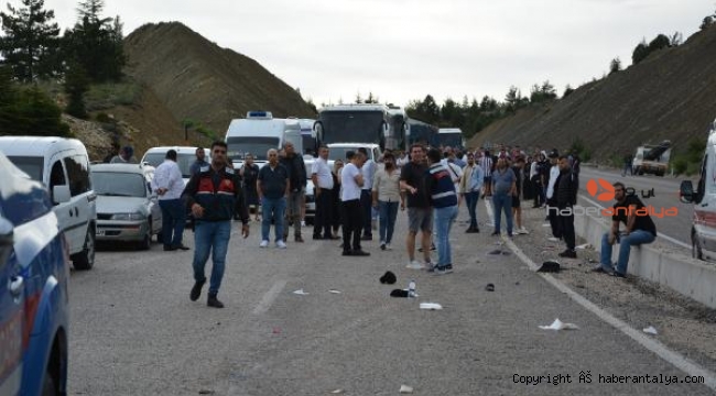 Korkuteli'de tur midibüsü devrildi: 1 ölü, 23 yaralı !