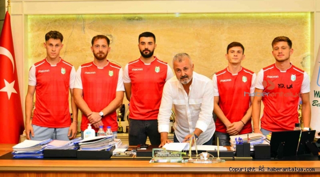 Manavgat Belediyespor'da 14 imza birden atıldı