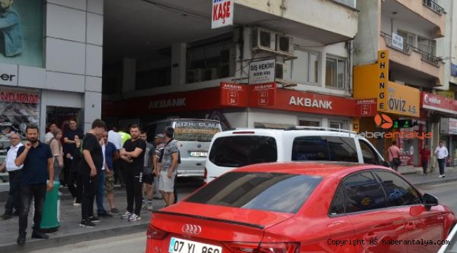Minibüsüyle iş hanına daldı !