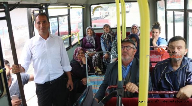 Muhtar, mahalleliyi ücretsiz pazara taşıyor
