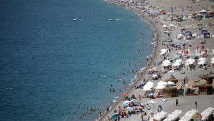 Okullar kapandı, Antalya sahillerini doldu taştı 