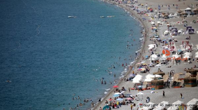 Okullar kapandı, Antalya sahillerini doldu taştı