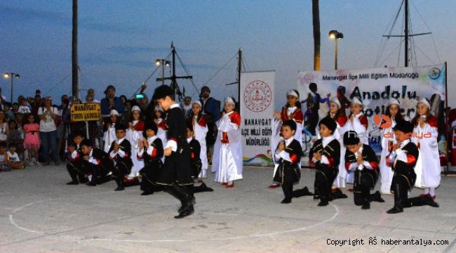 Side'de öğrencilerden folklor gösterisi