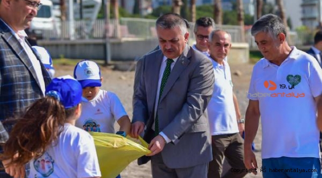 Vali Yazıcı, Konyaaltı Sahili'nde çevre temizliğinde