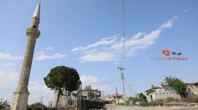 Yangında harap olan tarihi cami yeniden inşa ediliyor