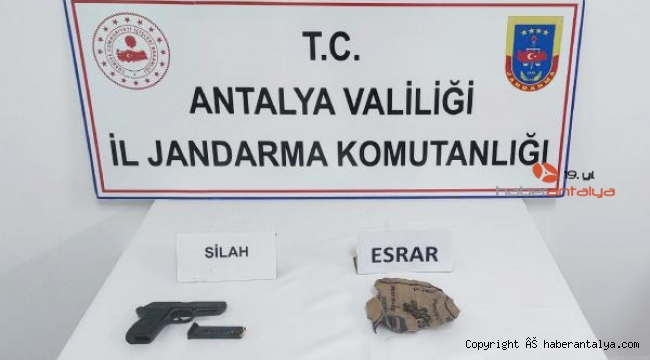Yol kontrolünde ruhsatsız tabanca ve uyuşturucuyla yakalandı