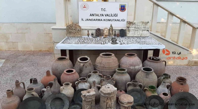 2 bin 713 parça kaçak tarihi eserle evini müzeye çevirdi, jandarmaya yakalandı