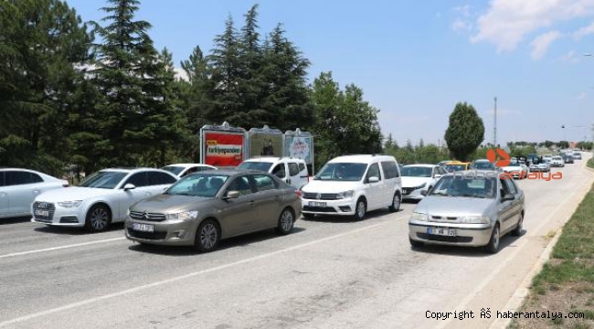 Afyonkarahisar- Antalya yolunda bayram trafiği