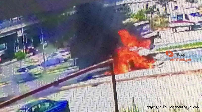 Alev topuna dönen aracın bagajından valizleri almak için uğraştılar