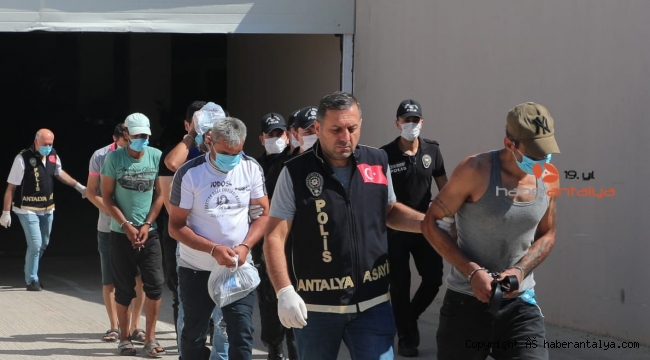 Antalya'da eş zamanlı operasyon: Aranan 49 şahıs yakalandı