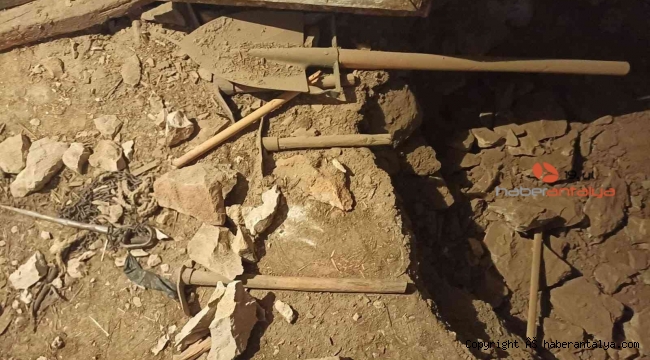 Elmalı'da evde kaçak kazı yapan şüpheliler yakalandı
