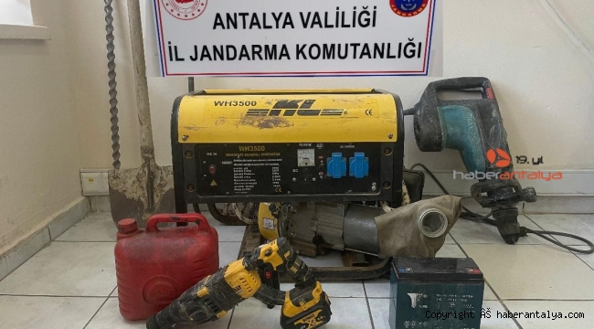 Antalya'da kaçak kazı yapan 7 kişi suçüstü yakalandı