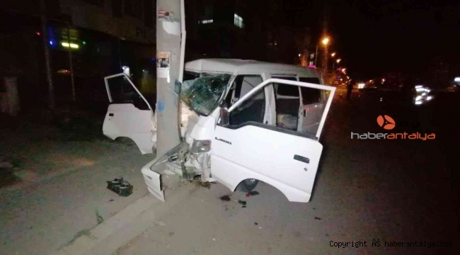Antalya'da kamyonet elektrik direğine çarptı: 3 yaralı