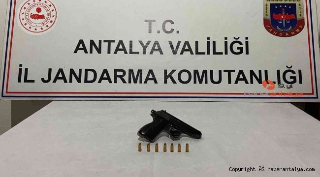 Antalya'da şüpheli şahsın aracında tabanca ele geçirildi