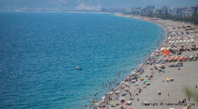 Antalya'da tesisler ve sahiller doldu taştı