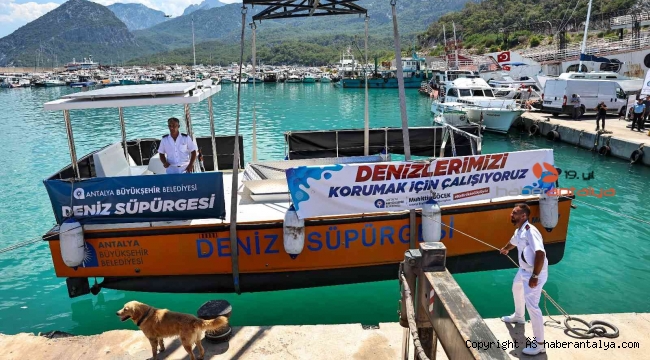 Antalya'nın ilk deniz süpürgesi Akdeniz'e indirildi