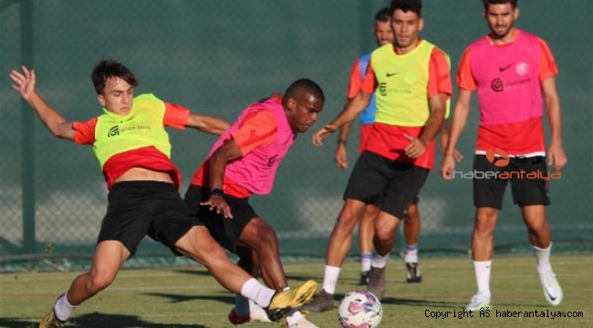Antalyaspor'da Fredy ve Luiz Adriano kampa katılıyor
