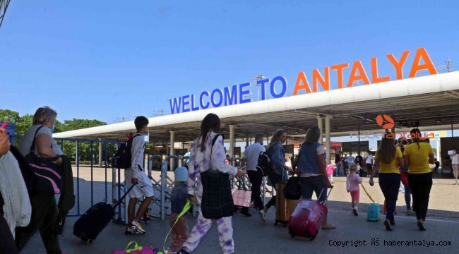 Antalya'ya havadan turist yağıyor; 6 milyon geçildi