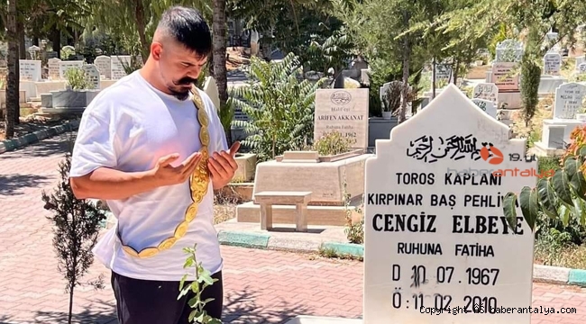 Başpehlivan Şimşek, Toros Kaplanı Elbeye'nin mezarını ziyaret etti