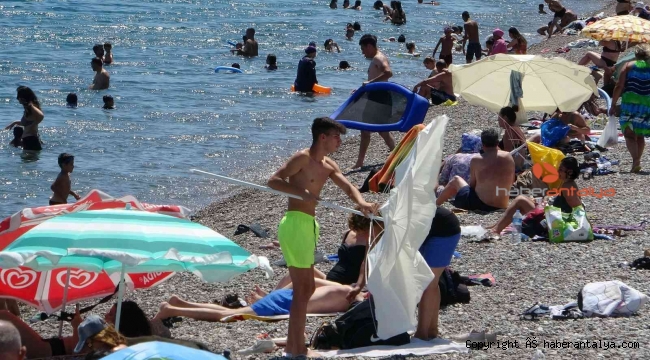 Dünyaca ünlü sahilde tatilcilerin plaj şemsiyeleri ile imtihanı
