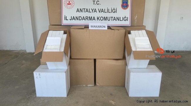 Durdurulan kamyonetin kasasında 850 bin adet kaçak makaron ele geçirildi