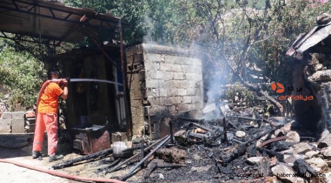 Evin odunluğunda çıkan yangın, büyümeden söndürüldü