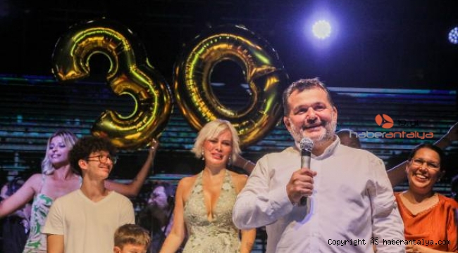 Ferhat Göçer ve Ömür Gedik Sherwood Otelleri 30'uncu yıl kutlamalarında sahne aldı