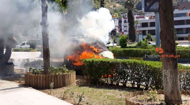 Finike'de yanan çekici kullanılmaz hale geldi