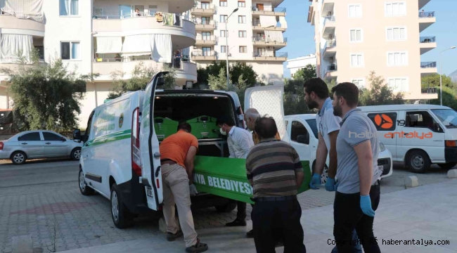 Genç kız babasının evinde ölü bulundu !