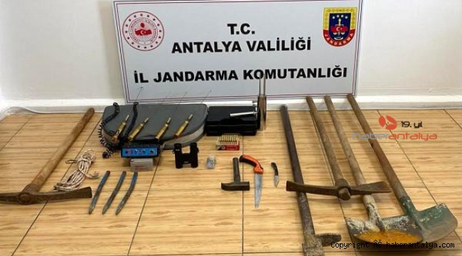 Kaçak kazı yapacakları malzemelerle yakalandılar