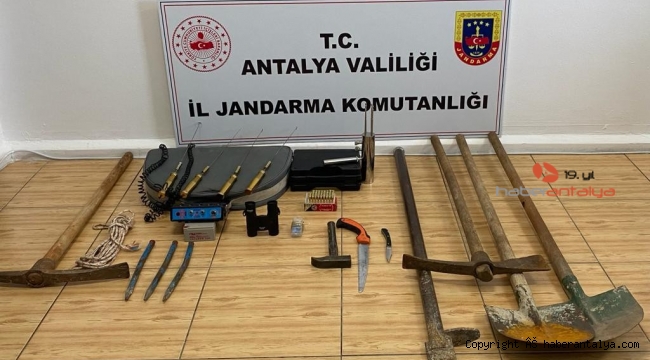 Kaçak kazı yapmaya hazırlanırken yakayı ele verdiler