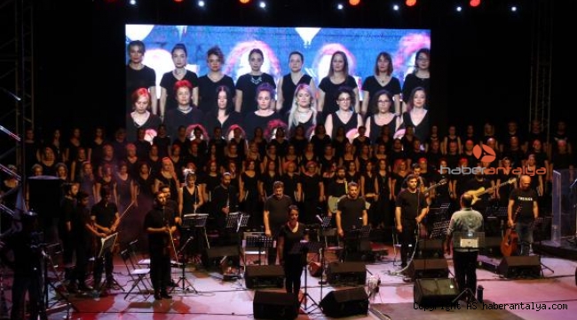 Kadın hekimler, çocukların eğitim için konser verdi