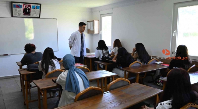 Kemer'de ücretsiz eğitim alan öğrenciler, yeni eğitim öğretim yılına başladı