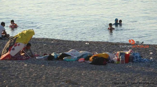 Konyaaltı Sahili dev bir yatağa dönüştü