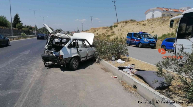 Manavgat'ta arızalanarak park eden otomobile tur otobüsü çarptı !
