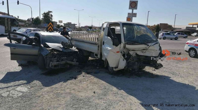 Manavgat'ta kamyonetle otomobil çarpıştı: 3 yaralı