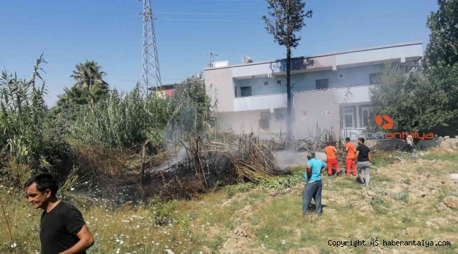 Manavgat'ta otel lojmanı arkasındaki alanda çıkan yangın korkuttu 