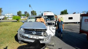 Manavgat'ta servis midibüsü ile kamyonet çarpıştı: 5 yaralı