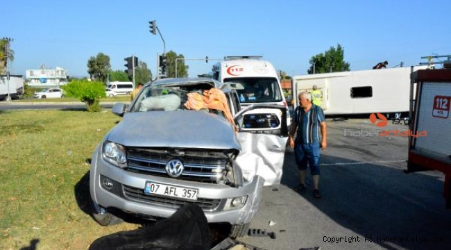Manavgat'ta servis midibüsü ile kamyonet çarpıştı: 5 yaralı