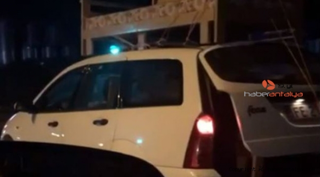 Mobilyaları otomobilin tavanında taşıdılar
