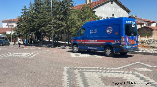 Okulun temizlik görevlisini öldürüp, kendi eşi ile komşusuna dehşeti yaşatan adam teslim oldu
