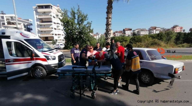 Otomobil savrulup palmiye ağacına girdi !