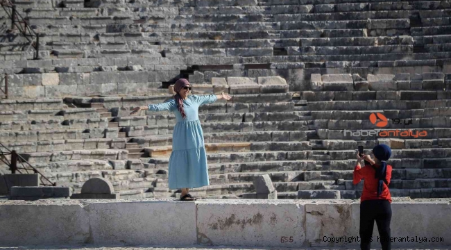 Patara ziyaretçileri geçmişi yaşıyor