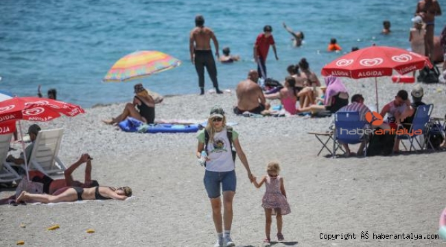 Sıcak hava Antalya'yı kavurdu; deniz suyu bile 30 derece !
