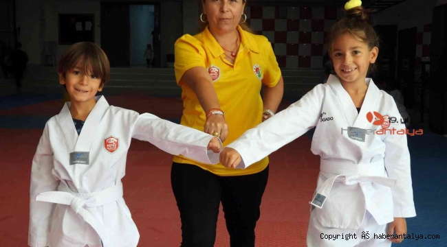 Sporcu kardeşler günlerini kurslarda geçiriyor