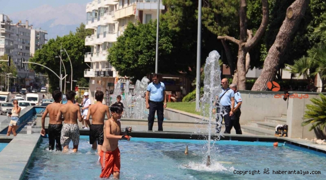 Süs havuzunda kıskandıran serinleme