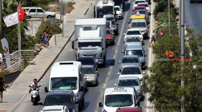 Tatilciler dönüşe geçti, trafik çilesi başladı