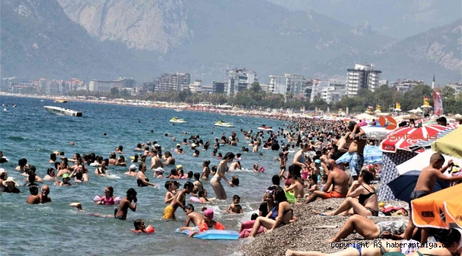 Tatilcilerin akın ettiği 7 kilometre uzunluğa sahip Konyaaltı sahili doldu