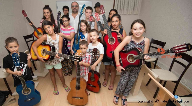 Ukuleleyi de bağlamayı da bu kursta öğrenecekler