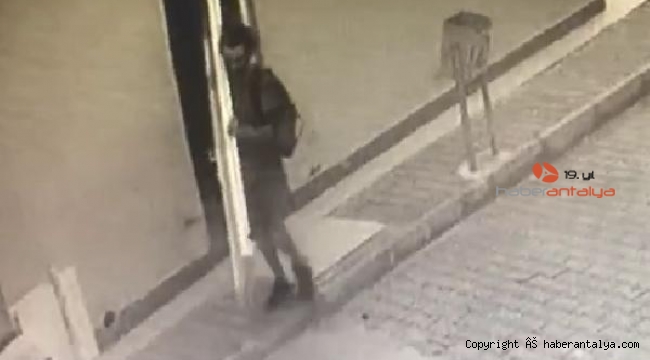 Yerinden söktüğü caminin tuvalet kapılarını omzuna alıp götürdü !